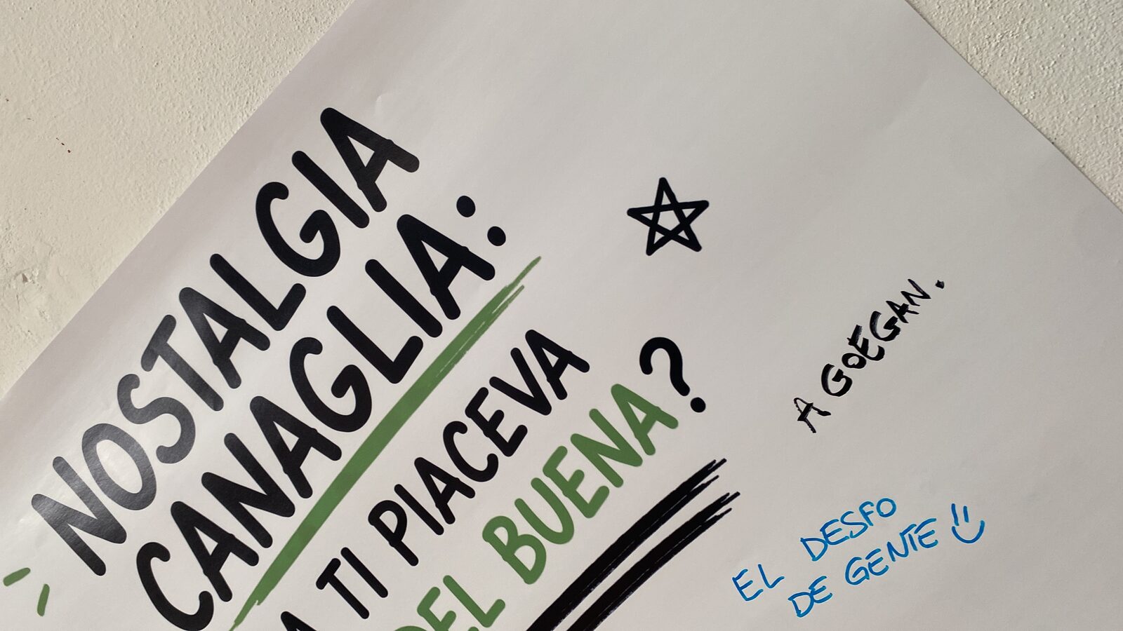 Cartellone “Nostalgia canaglia: cosa ti piaceva del Buena?” con annotazioni a pennarello — un nome (“A. Goegan”), un’esclamazione in dialetto (“El desfo de gente!!”), una stellina