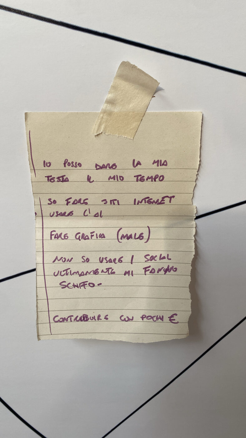 Post-it manoscritto: “Io posso dare la mia testa e il mio tempo. So fare siti internet, usare il CAD. Fare grafica (male). Non so usare i social, ultimamente mi fanno schifo. Contribuire con pochi €.”