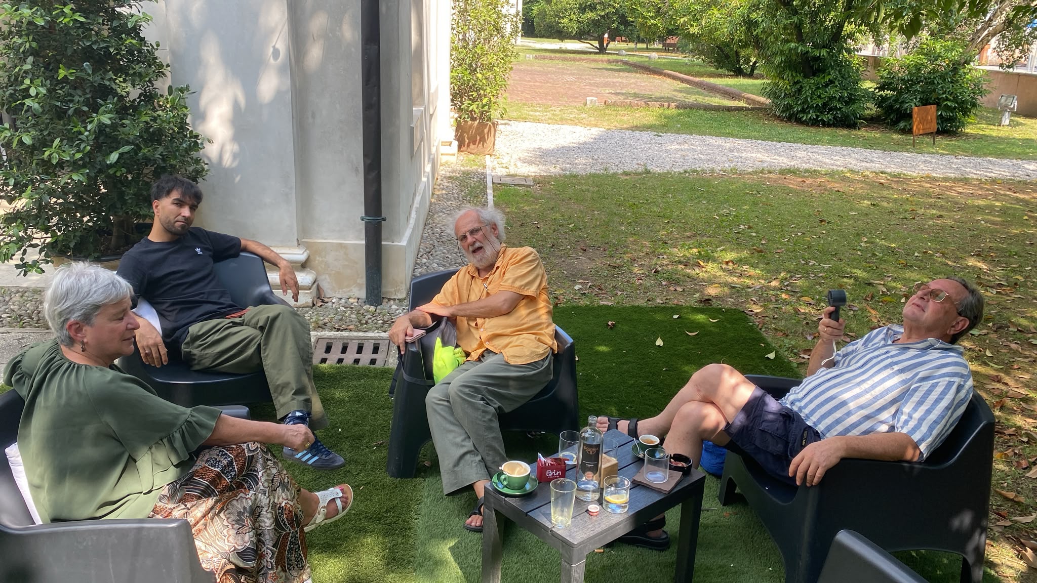 Paul Bogen (camicia arancione) al caffè in giardino, poco prima dell&rsquo;apertura