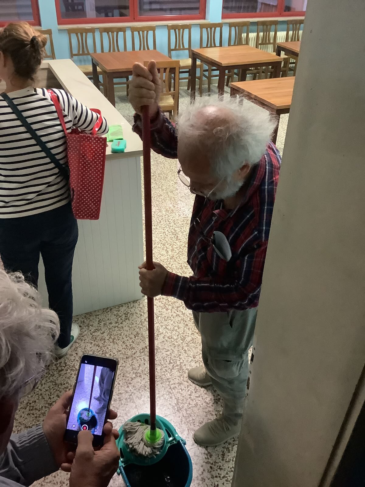 Sergio G., presidente del Buenaventura, lava il pavimento col mocio a fine serata