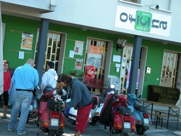 1° Raid del Grappa, 2004 — gli scooteristi del Buena in partenza dal parcheggio di Via Circonvallazione Ovest 23, Castelfranco Veneto