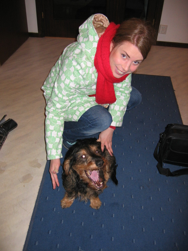 Emma a Pauliström, Svezia, il 2 febbraio 2005 — il giorno del trasloco a Castelfranco. Giacca verde a fantasia bianca, sciarpa rossa di lana, sorride accovacciata accanto a un cagnolino bassotto a pelo ruvido. Sullo sfondo una borsa pronta da partenza
