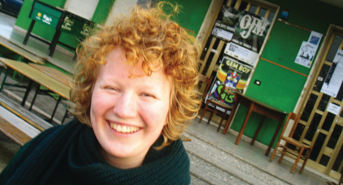 Karin Sundgren al Buenaventura nel 2007 — capelli rossi ricci, dietro di lei le panche e il logo *OFI* dell'Oficina di Buenaventura