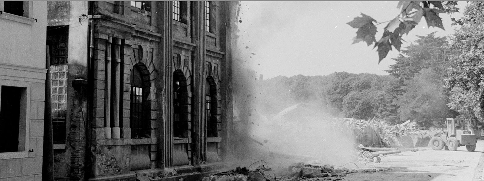 La Scardassi durante la demolizione — polvere, ruspa, le finestre del vecchio opificio ancora intatte. Foto di Giancarlo Baggio, Castelfranco Veneto, 2005