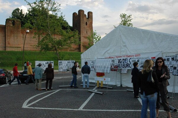 meeting_teh_maggio_2005_cartelloni_e_tendone_in_piazza_giorgione.jpg