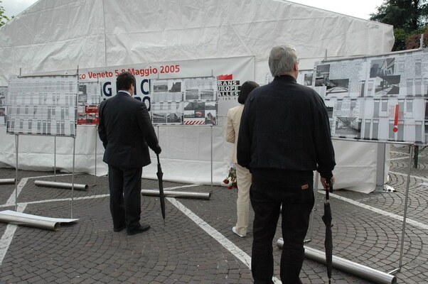 meeting_teh_maggio_2005_cartelloni_in_piazza_giorgione.jpg