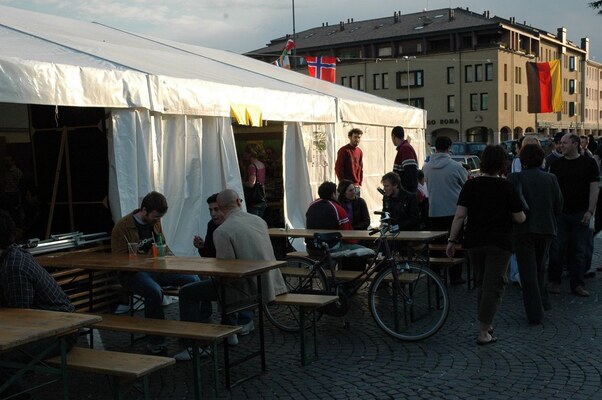 meeting_teh_maggio_2005_tendone_in_piazza_giorgione_volontari_buena.jpg