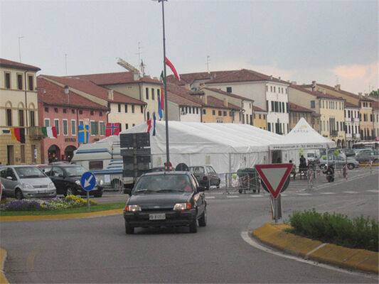 tent-in-piazza.jpg