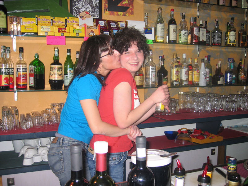 bla_och_rod_i_baren.jpg