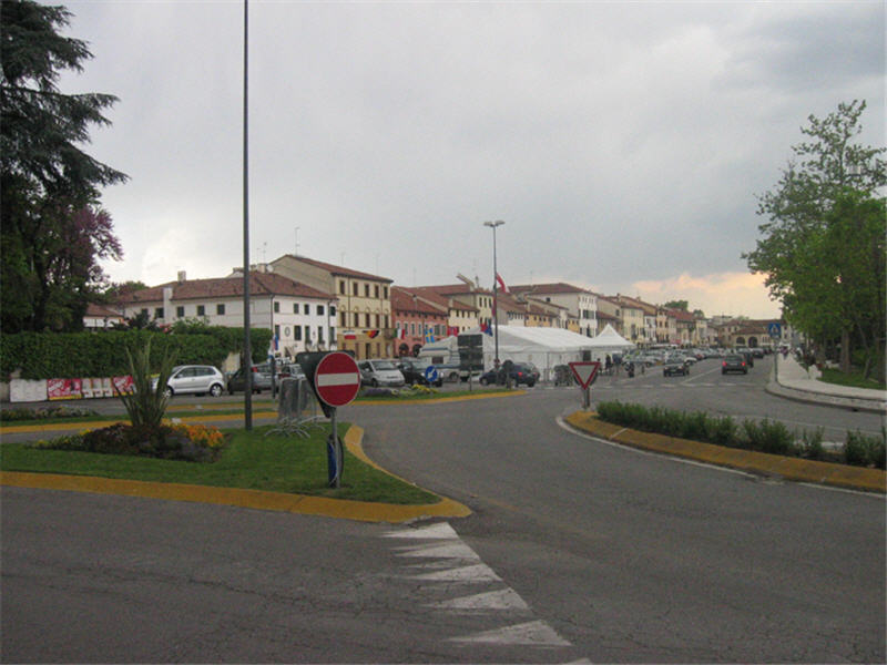 tent_in_piazza_2.jpg